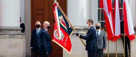 Premier Mateusz Morawiecki przekazuje sztandar CBA