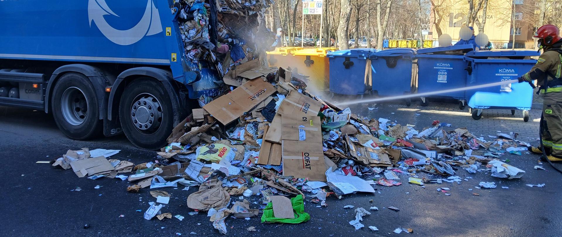 Działania gaśnicze w natariu na palące się śmieci