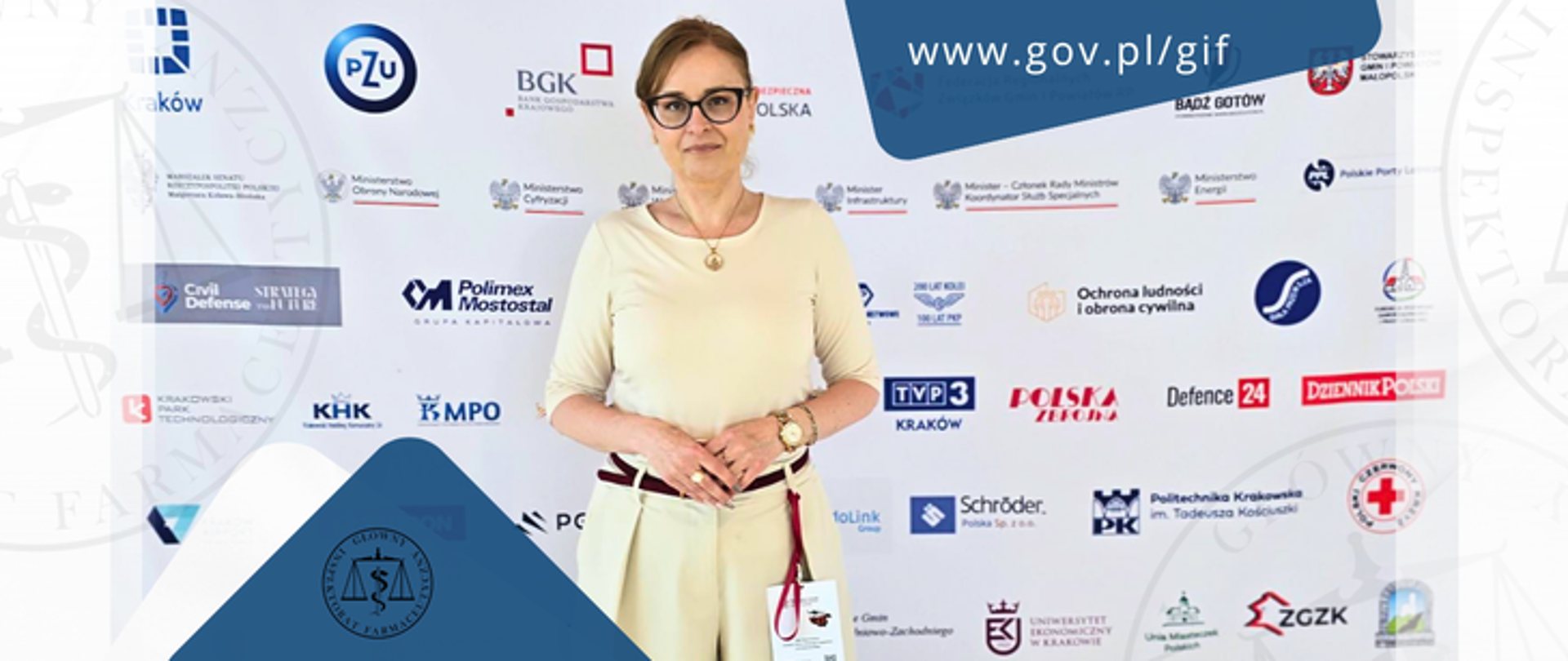 Dyrektor Biura Głównego Inspektora Farmaceutycznego Olga Sierpniowska na tle ścianki II Ogólnopolskiego Kongresu i Forum Samorządowego „Bezpieczna Polska i Obywatele. Nowy system obrony cywilnej w Polsce”.