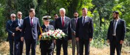 Polska delegacja na czele z ministrem Tomaszem Siemoniakiem składa kwiaty na grobach polskich pilotów na cmentarzu w Rawalpindi w Pakistanie