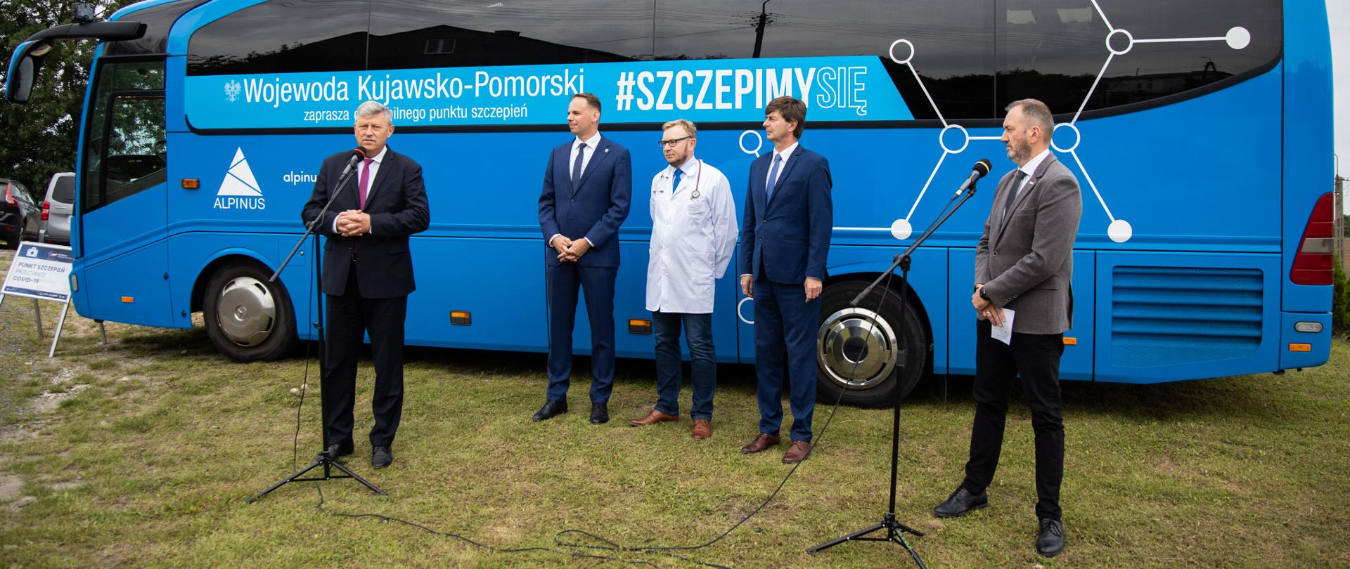 niebieski autobus, konferencja prasowa, pięciu mężczyzn