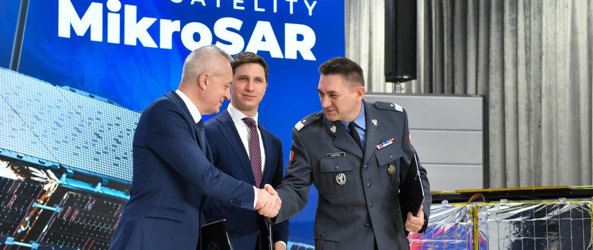 Strategiczny transport powietrzny oraz zasoby kosmiczne_podpisanie umowy na satelitę geo