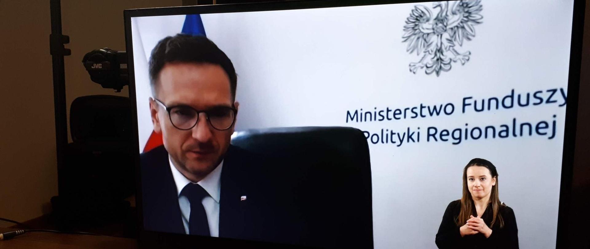 wiceminister Waldemar Buda widoczny na ekranie