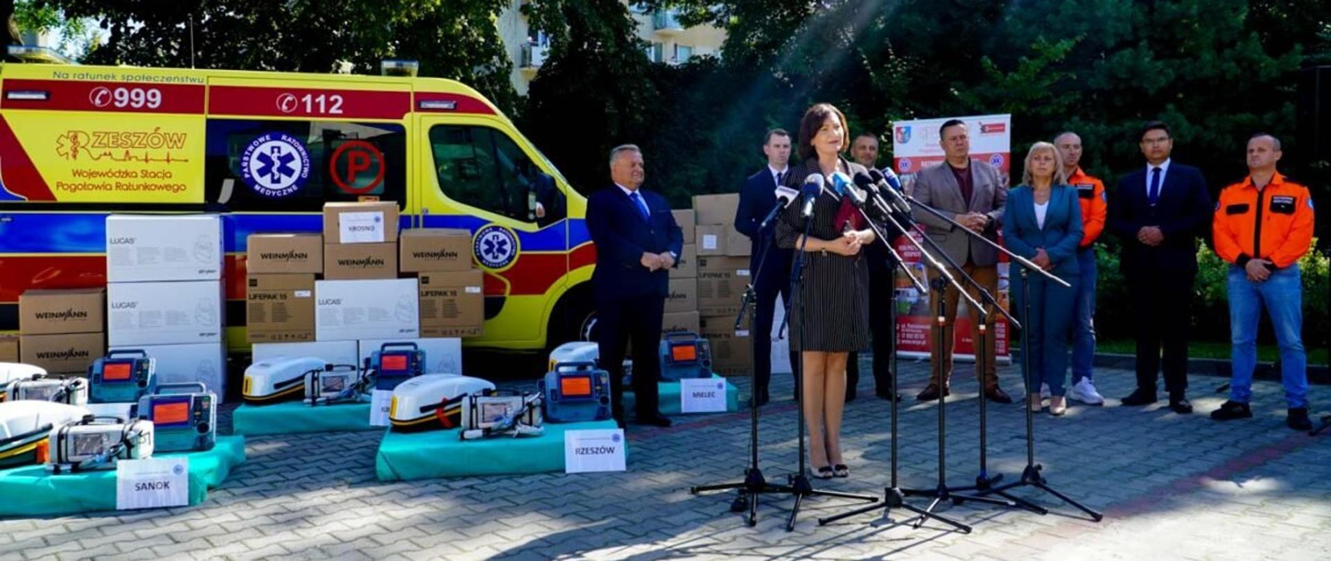 Wojewoda podkarpacki Ewa Leniart zabiera głos podczas konferencji prasowej