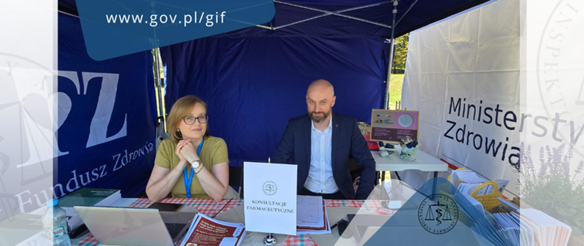 Dyrektor Biura Głównego Inspektora Farmaceutycznego Olga Sierpniowska oraz Główny Inspektor Farmaceutyczny Łukasz Pietrzak na stoisku GIF na pikniku z okazji finału „Onko Tour – Razem dla Zdrowia”.
