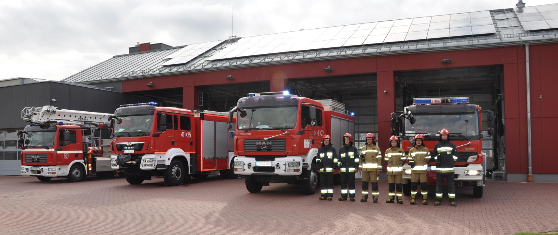 Na zdjęciu strażacy zmiany służbowej KP PSP w Brzezinach podczas zbiórki w 77. rocznicę wybuchu Powstania Warszawskiego