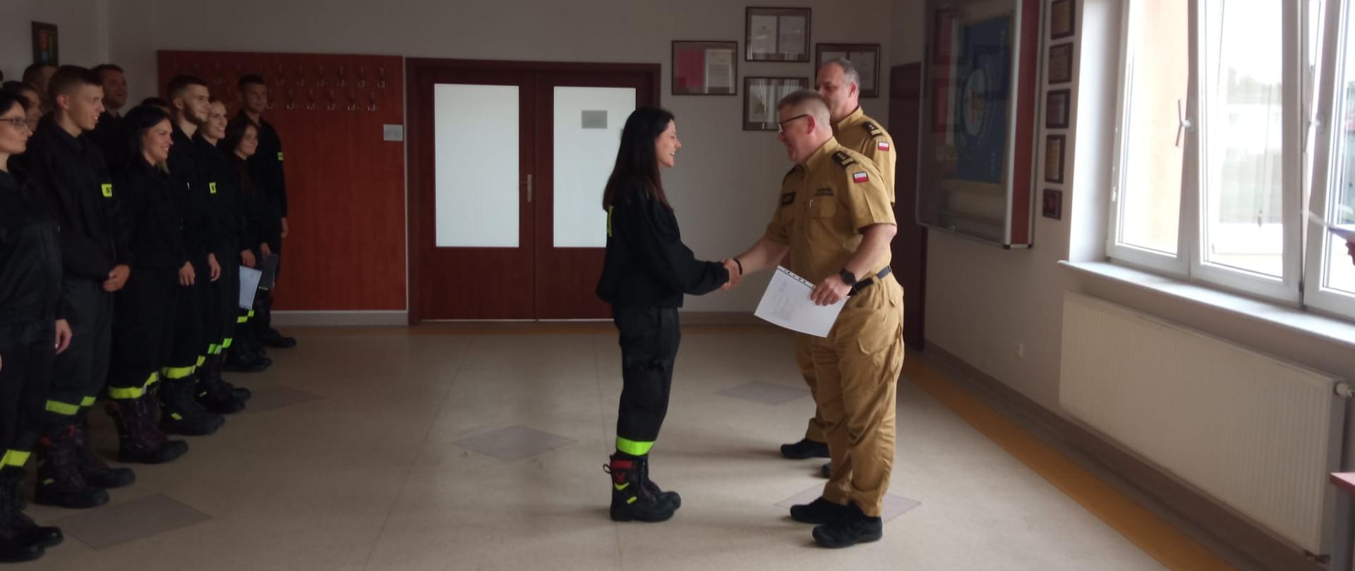 Zdjęcie przedstawia wręczenie zaświadczeń ukończenia „Szkolenia podstawowego strażaków ratowników Ochotniczych Straży Pożarnych”