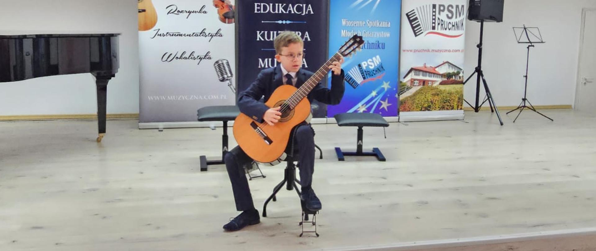 Zdjęcie grającego na gitarze Tomka Klebeko na konkursie w Pruchniku