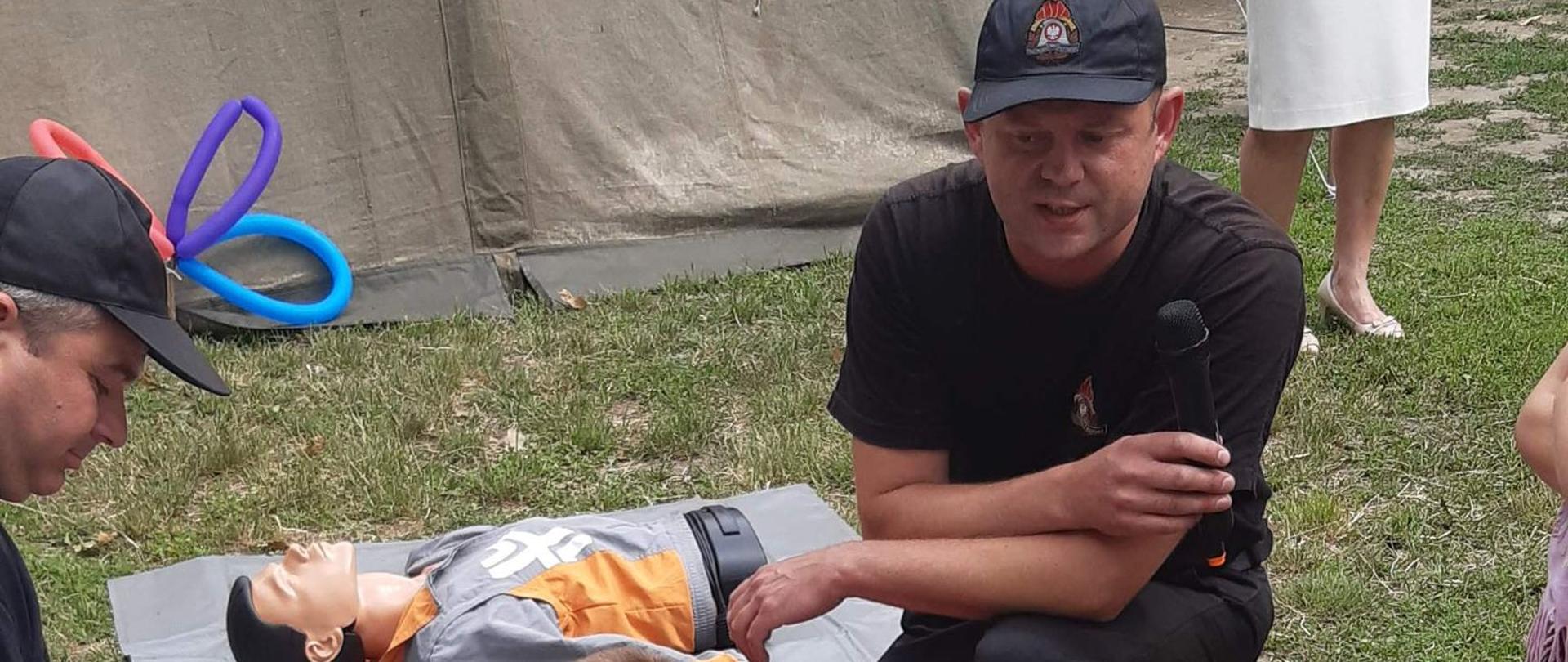 Ratownik z Państwowej Straży Pożarnej szkoli z zakresu pierwszej pomocy