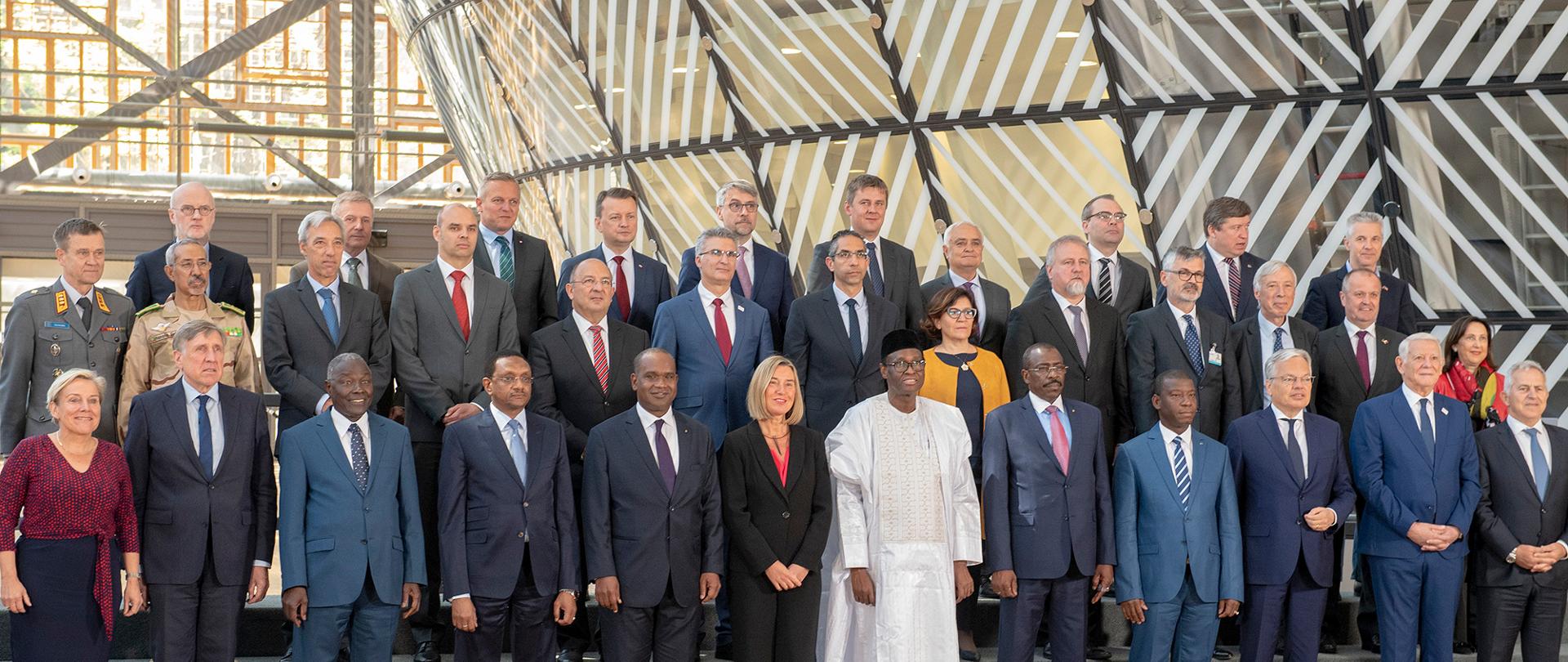 W dniach 13 – 14 maja szef MON przebywał z wizytą w Brukseli, gdzie wziął udział w roboczej kolacji ministrów obrony państw Grupy Wyszehradzkiej (V4) z udziałem ministrów Francji i Niemiec oraz posiedzeniu ministrów obrony państw Unii Europejskiej w formule Rady UE ds. Zagranicznych. 