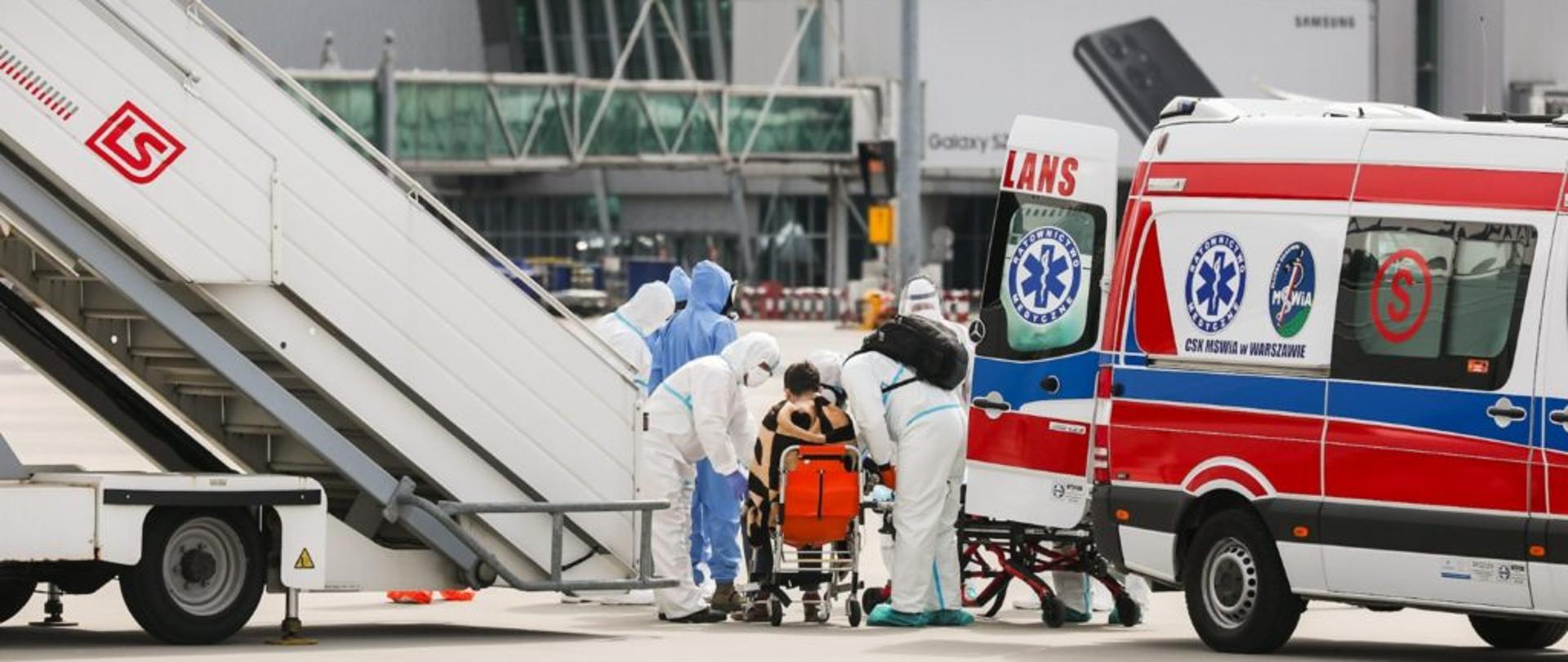 zdjęcie karetki i rannych