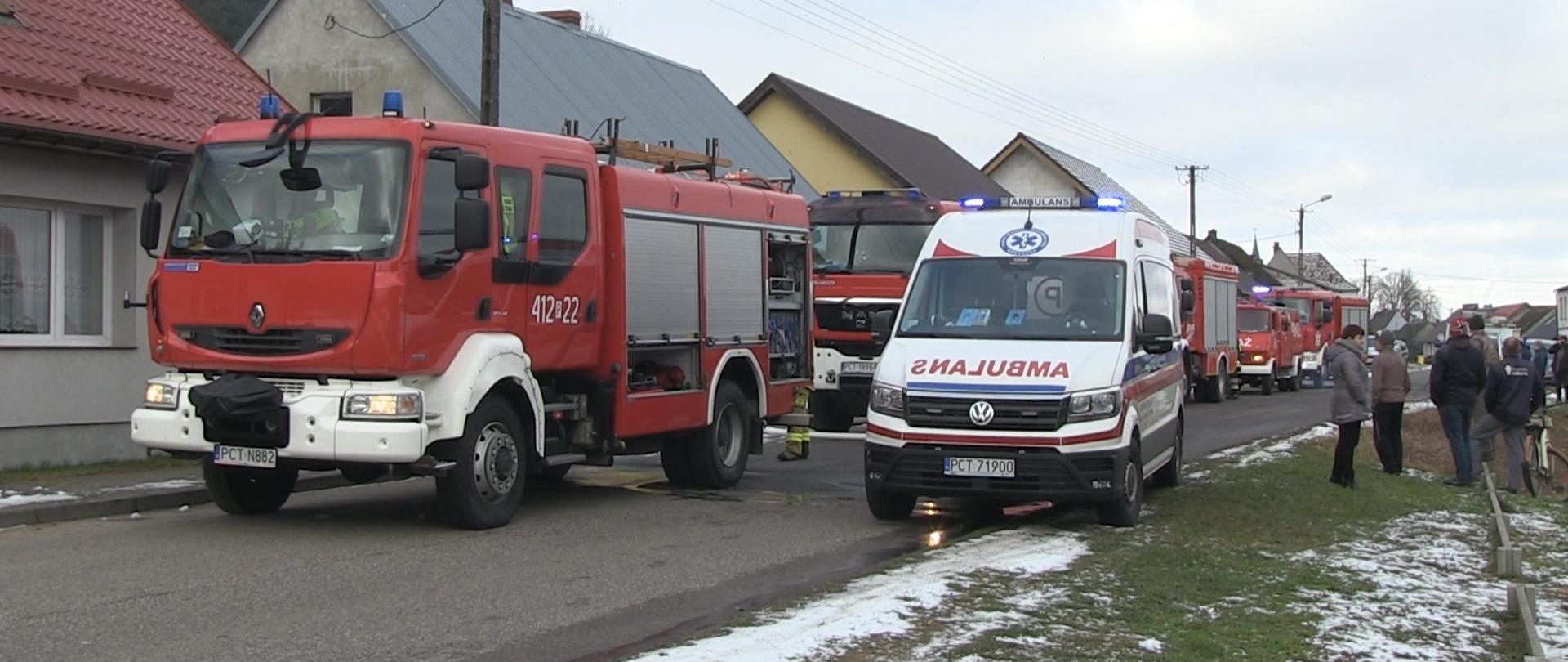 Karetka wraz z wozem strażackim 