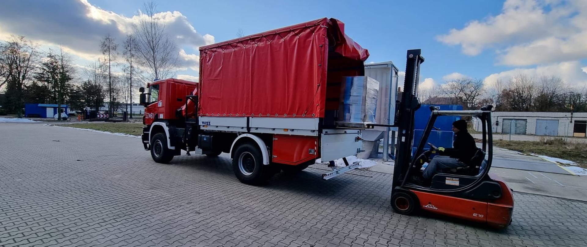 Samochód ciężarowy z ulotkami