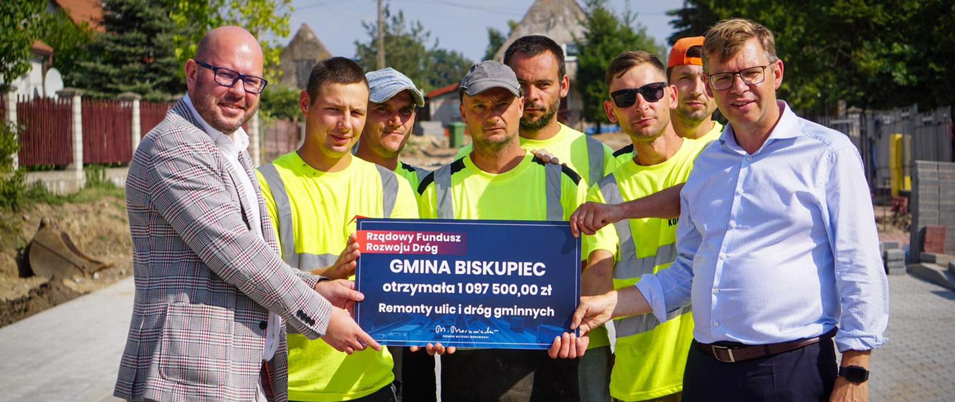 Kolejne inwestycje dla mieszkańców gminy Biskupiec. Wojewoda Artur Chojecki przekazał promesy.