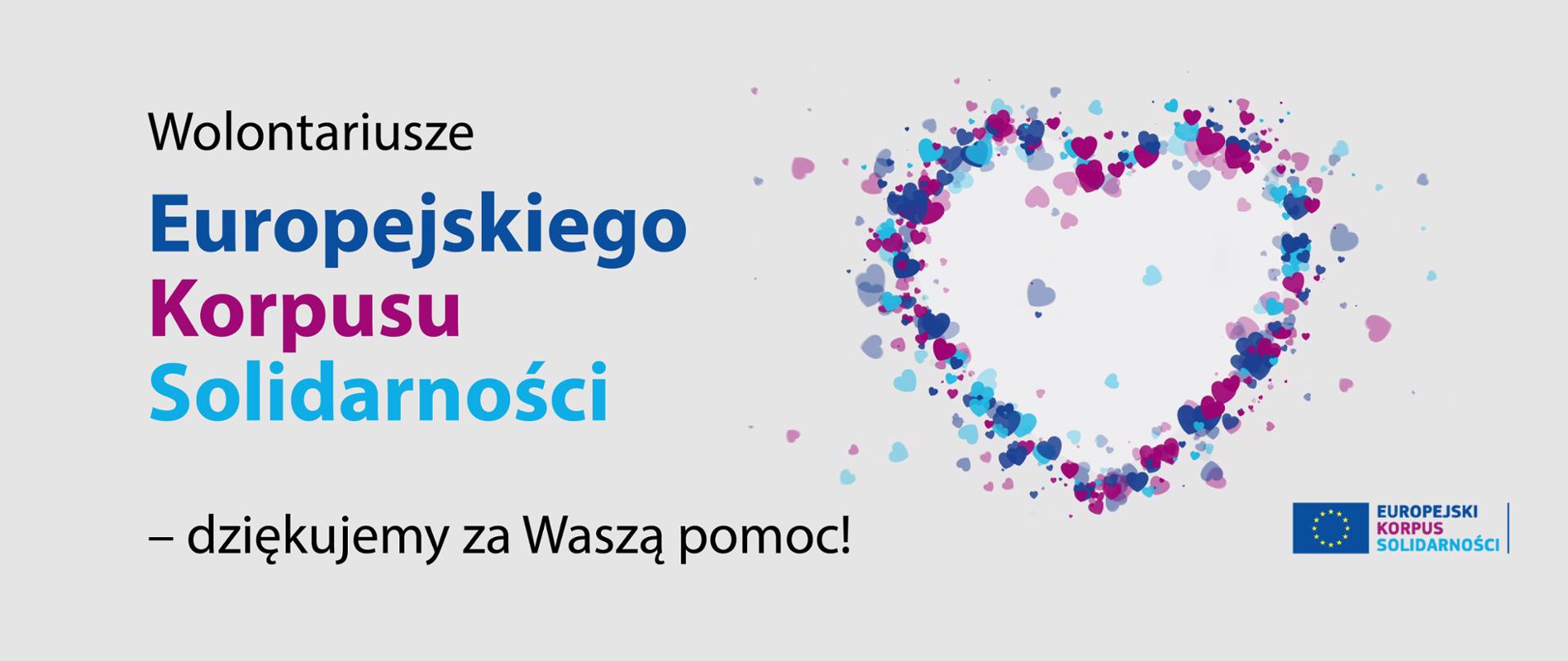 Jasnoszare tło z rozsypanymi małymi, kolorowymi sercami, które układają się w duży symbol serca.
Po lewej stronie napis: "Wolontariusze Europejskiego Korpusu Solidarność – dziękujemy za Waszą pomoc!".
W prawym dolnym rogu logo Europejskiego Korpusu Solidarności.