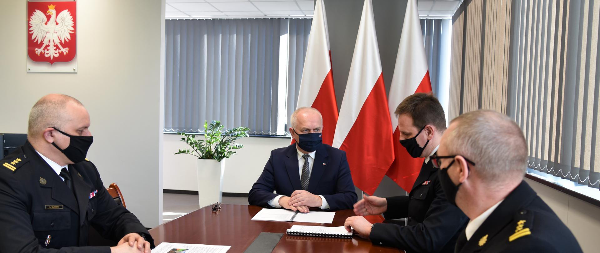 Wojewoda Lubuski Władysław Dajczak rozmawia z Lubuskim Komendantem Wojewódzkim Państwowej Straży Pożarnej st. bryg. Patrykiem Maruszakiem. Podczas spotkania obecni zastępcy komendanta - st. bryg. Lesław Gliński oraz st. bryg. Janusz Drozda.