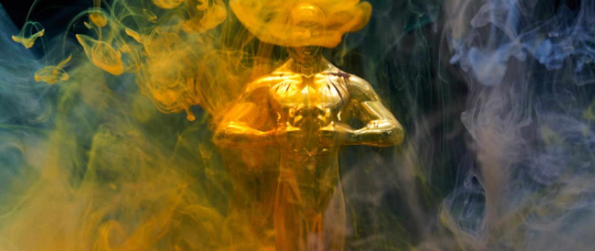 Grafika przedstawiająca nagrodę Oscara otoczonego niebiesko złotym dymem
