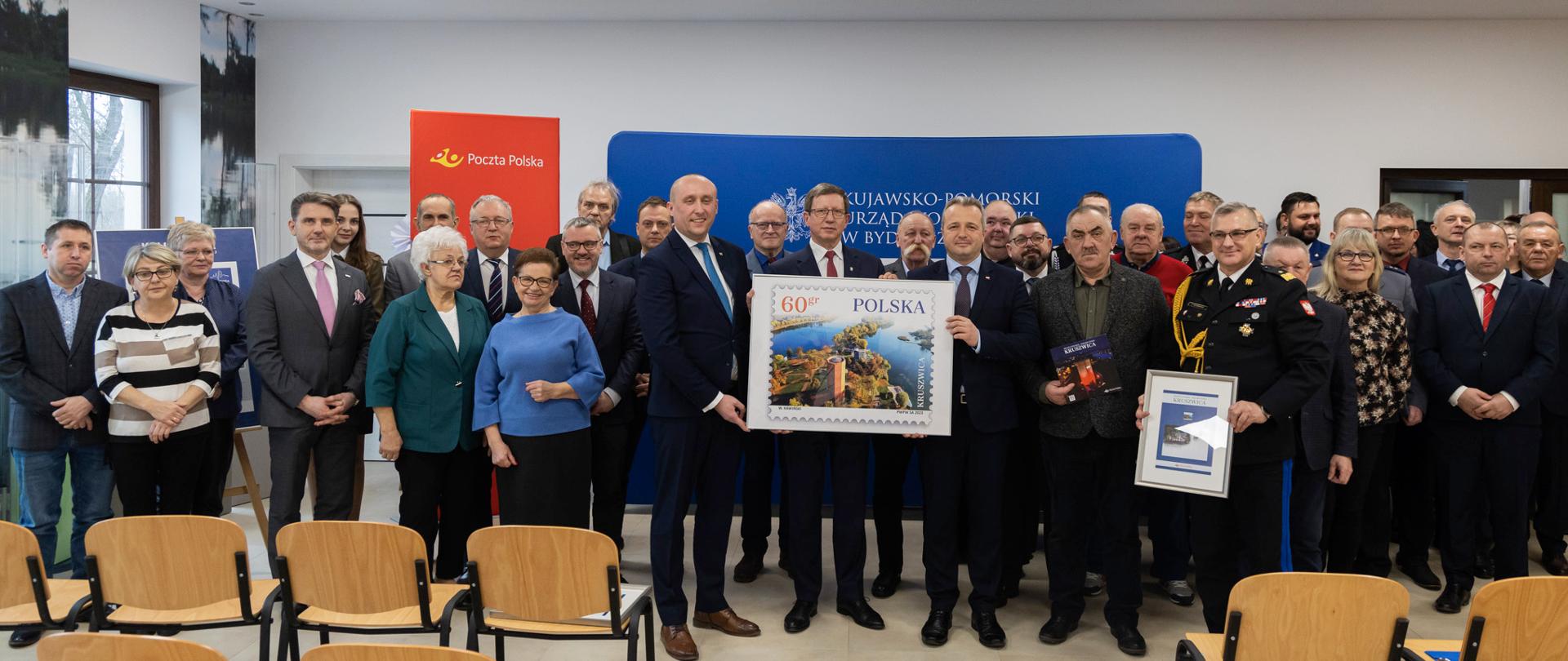 Wiele osób pozujących do zdjęcia