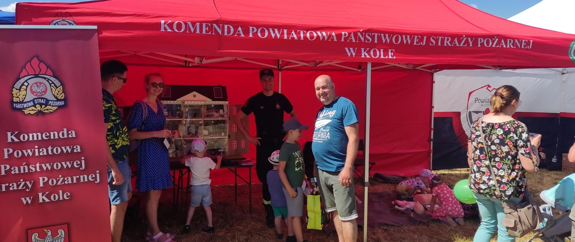 Zdjęcie przedstawia namiot Komendy Powiatowej PSP w Kole wraz z interaktywnym symulatorem edukacyjnym 
