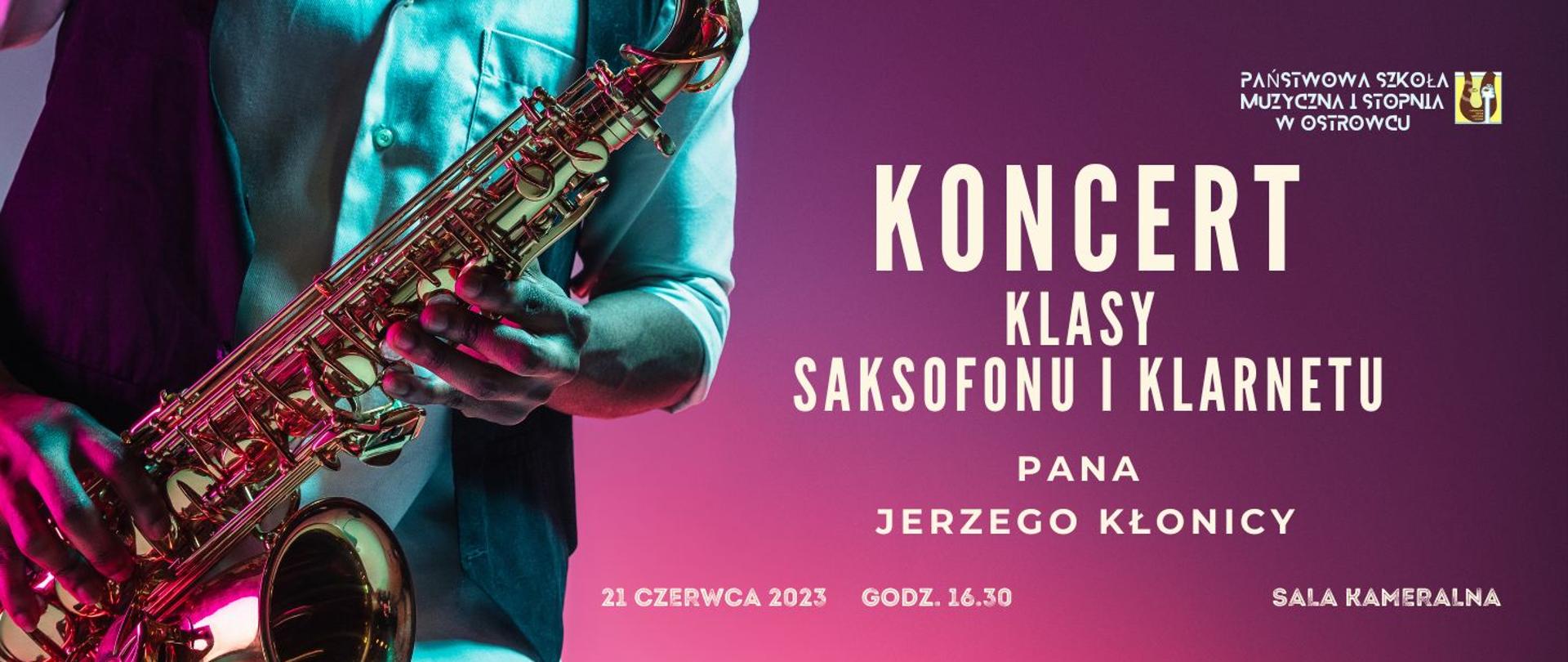 mężczyzna trzymający saksofon w kolorze biało-czarnym z białymi napisami na różowo-fioletowym tle informującymi o koncercie, z prawej strony u góry znajduje się logo szkoły w kolorze żółto-brązowym
