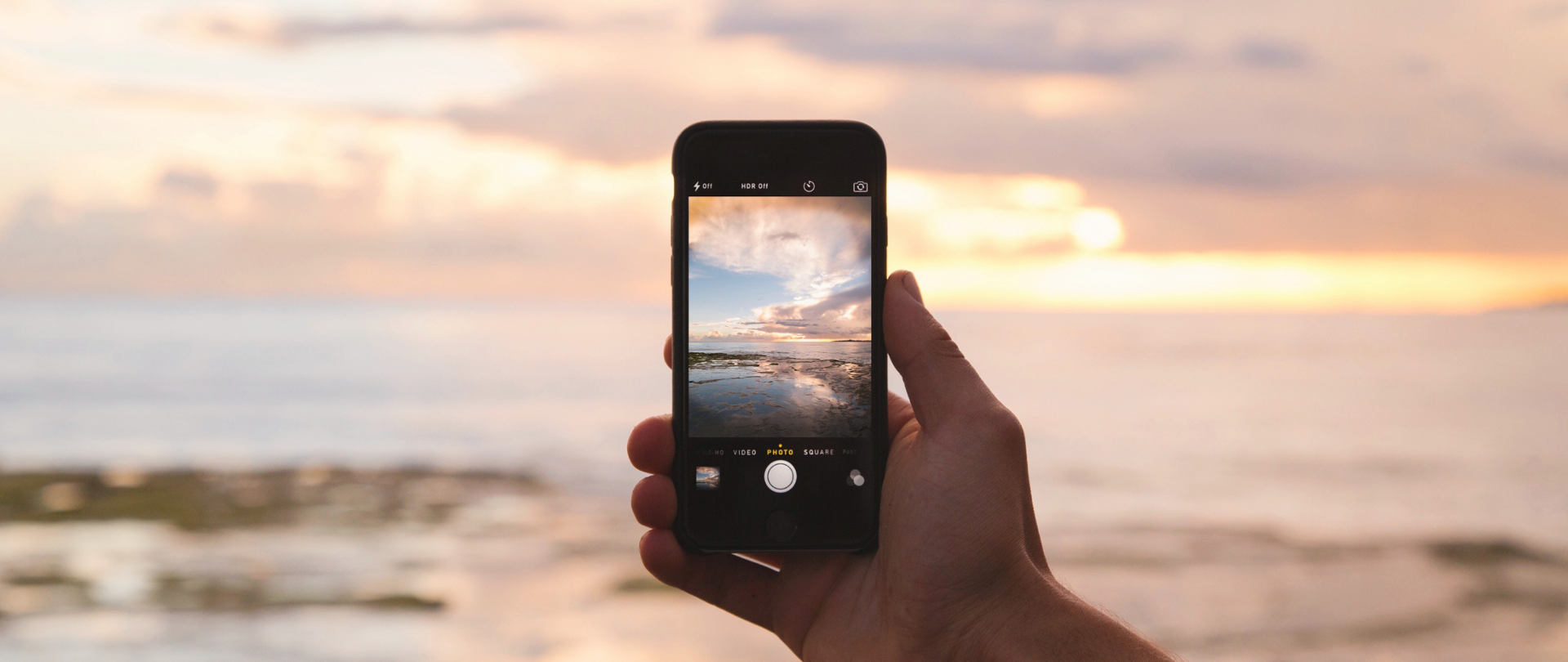 Smartphone ze zdjęciem morza