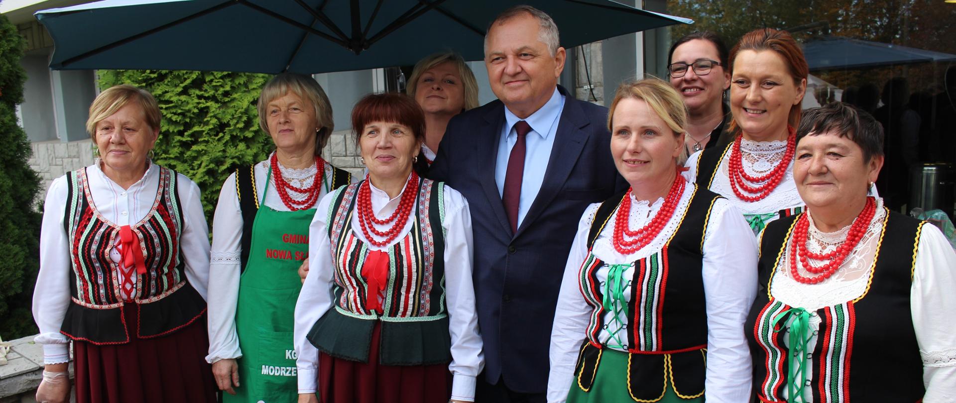 Wiceminister Zarudzki z kołem gospodyń wiejskich