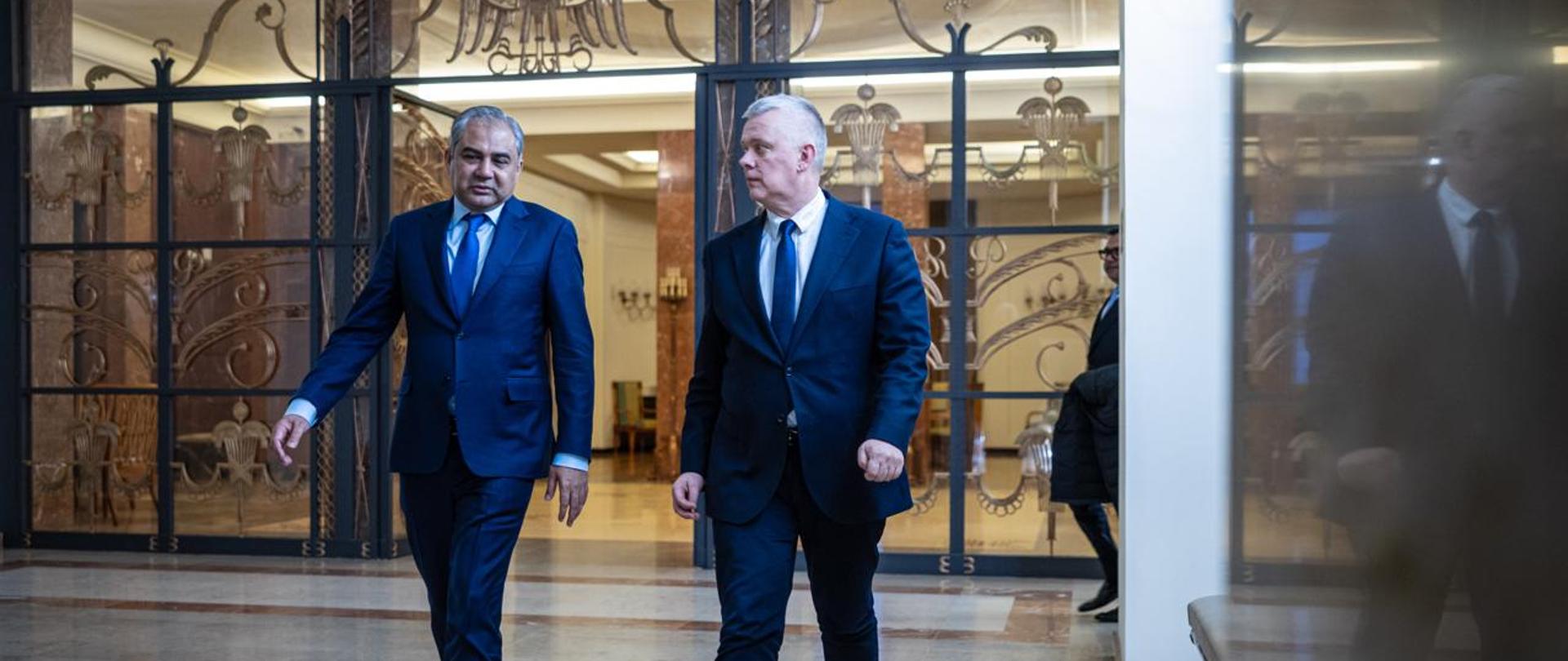 Po prawej stronie zdjęcia minister Tomasz Siemoniak, po lewej stronie minister spraw wewnętrznych Pakistanu Syed Mohsin Raza Naqvi. Za ministrami widać przeszklone wejście. 