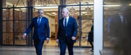 Po prawej stronie zdjęcia minister Tomasz Siemoniak, po lewej stronie minister spraw wewnętrznych Pakistanu Syed Mohsin Raza Naqvi. Za ministrami widać przeszklone wejście. 
