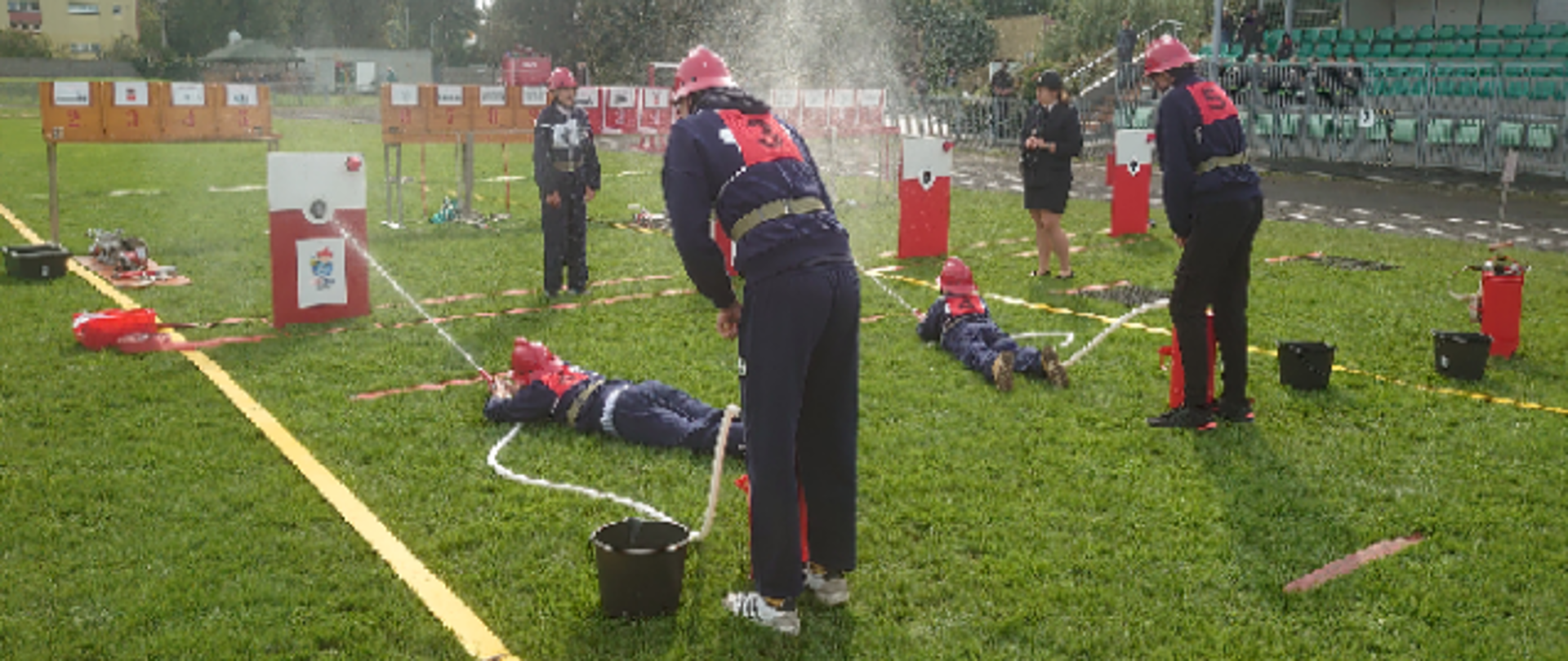Na zdjęciu znajduje się drużyna MDP podczas nalewania wody do "nalewajek"