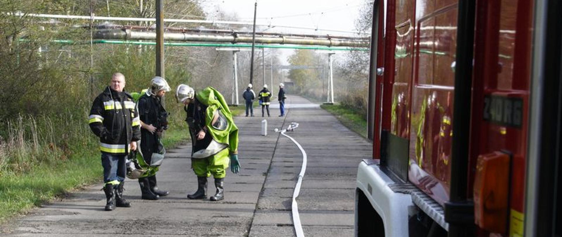 Zdjęcie przedstawia strażaków przy rurociągu