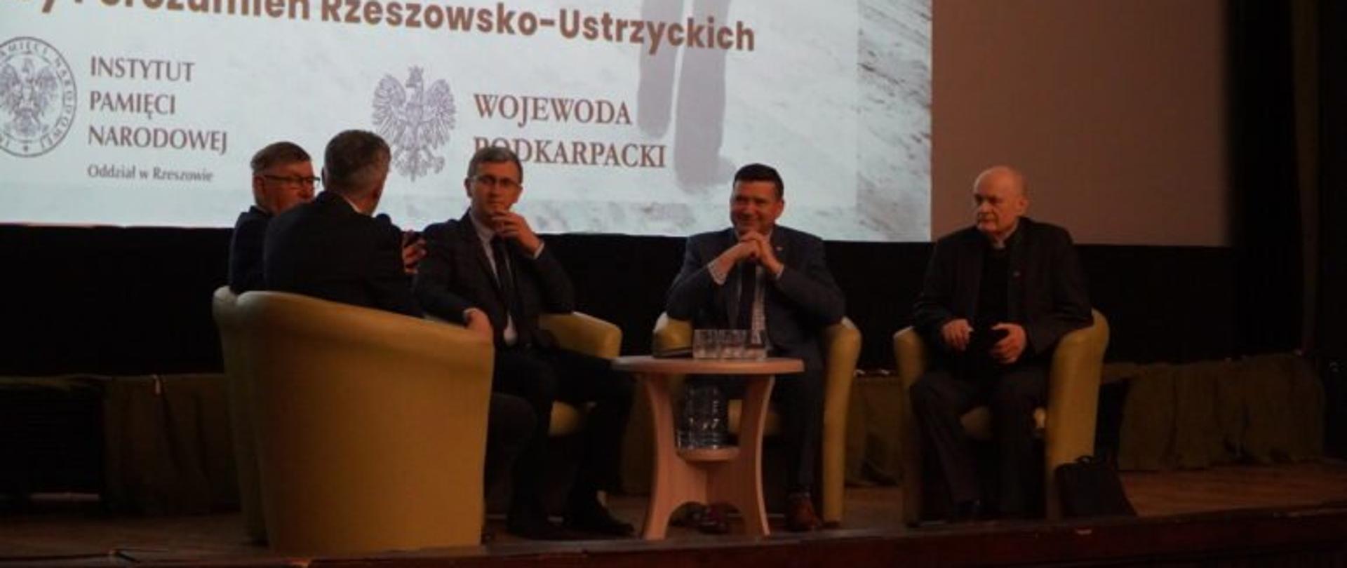 Uczestnicy obchodów 42. rocznicy Porozumień Rzeszowsko-Ustrzyckich podczas dyskusji w Kinie Zorza