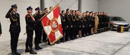 Na zdjęciu uroczyste zdanie i przyjęcie obowiązków Komendanta Powiatowego Państwowej Straży Pożarnej w Rypinie - poczet sztandarowy wraz ze strażakami z KP PSP w Rypinie