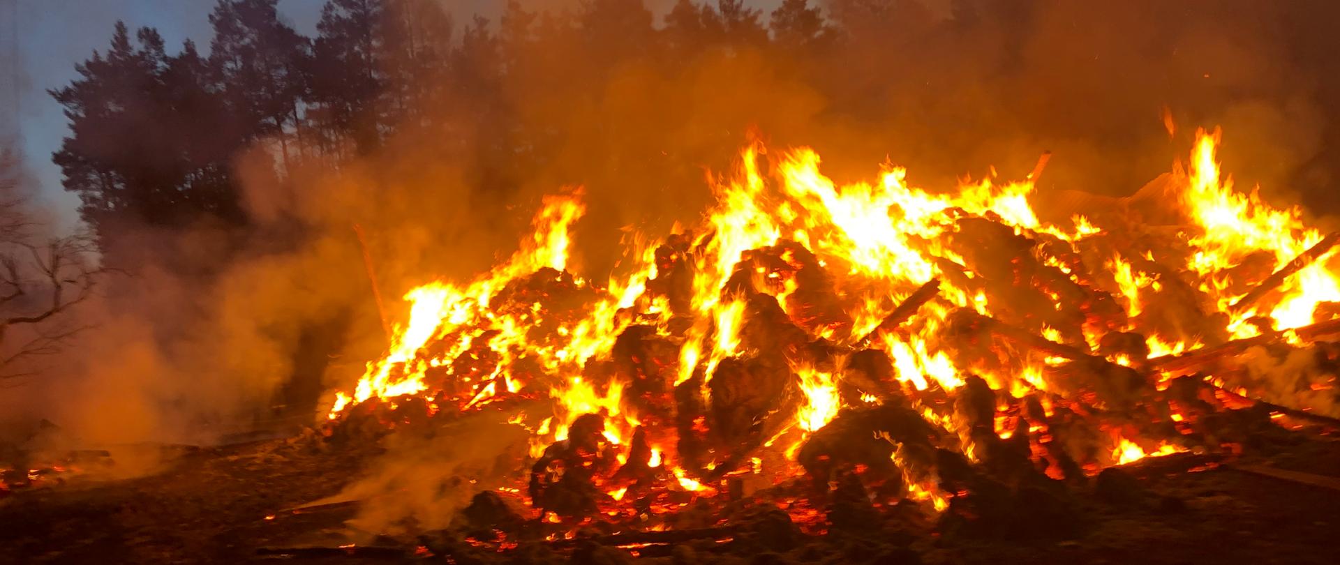 Pożar sterty siana w pożarze stodoły, pora nocna