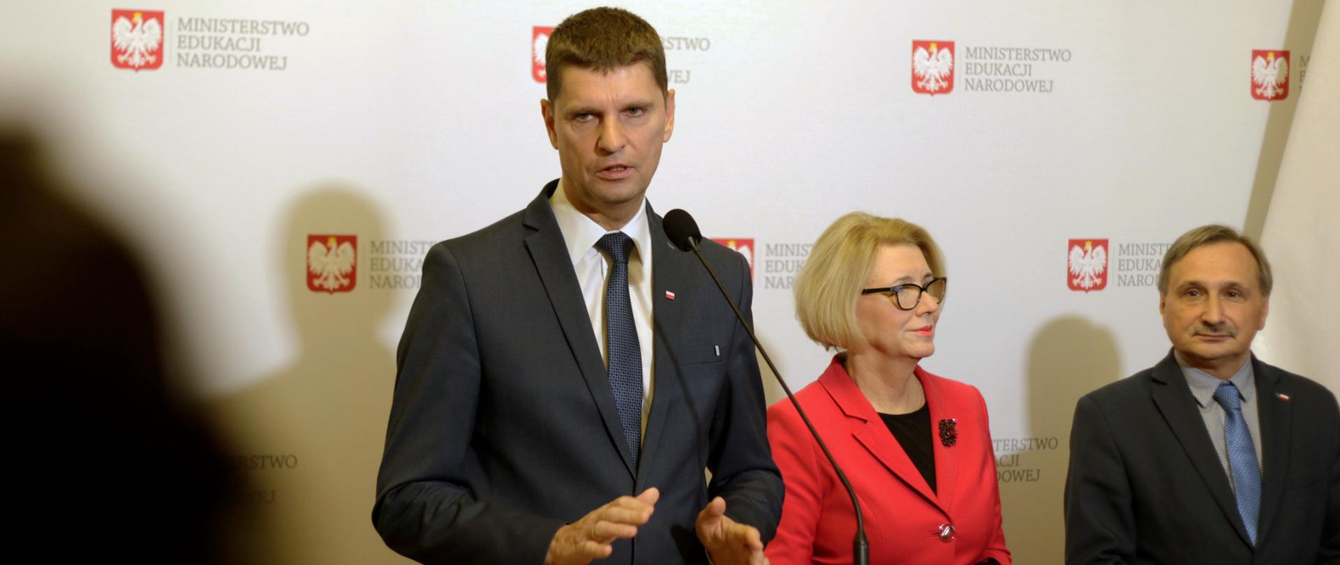 Subwencja oświatowa na rok 2019 wynosi 46,9 mld zł i jest wyższa w stosunku do roku 2018 o 3,8 mld zł, tj. 8,9 proc. Jest to nominalnie najwyższy wzrost wysokości subwencji oświatowej w historii. Samorządy otrzymały do podziału dodatkowo 1 mld zł na pokrycie kosztów wrześniowej podwyżki pensji nauczycieli. 