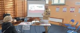Uczestnicy stoiska OCiOL dotyczącego alertów RCB, sposobów alarmowania oraz bezpiecznego miejsca podczas pogadanki edukacyjnej.