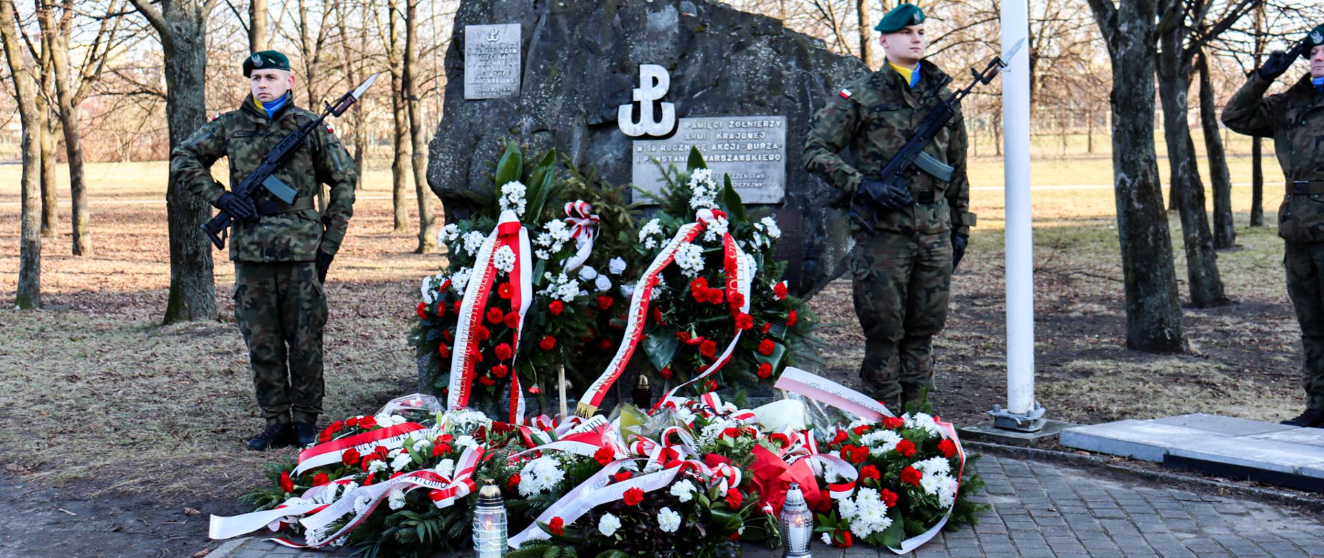 Zdjęcie wieńców wśród pomnika z okazji 80.rocznicy utworzenia Armii Krajowej