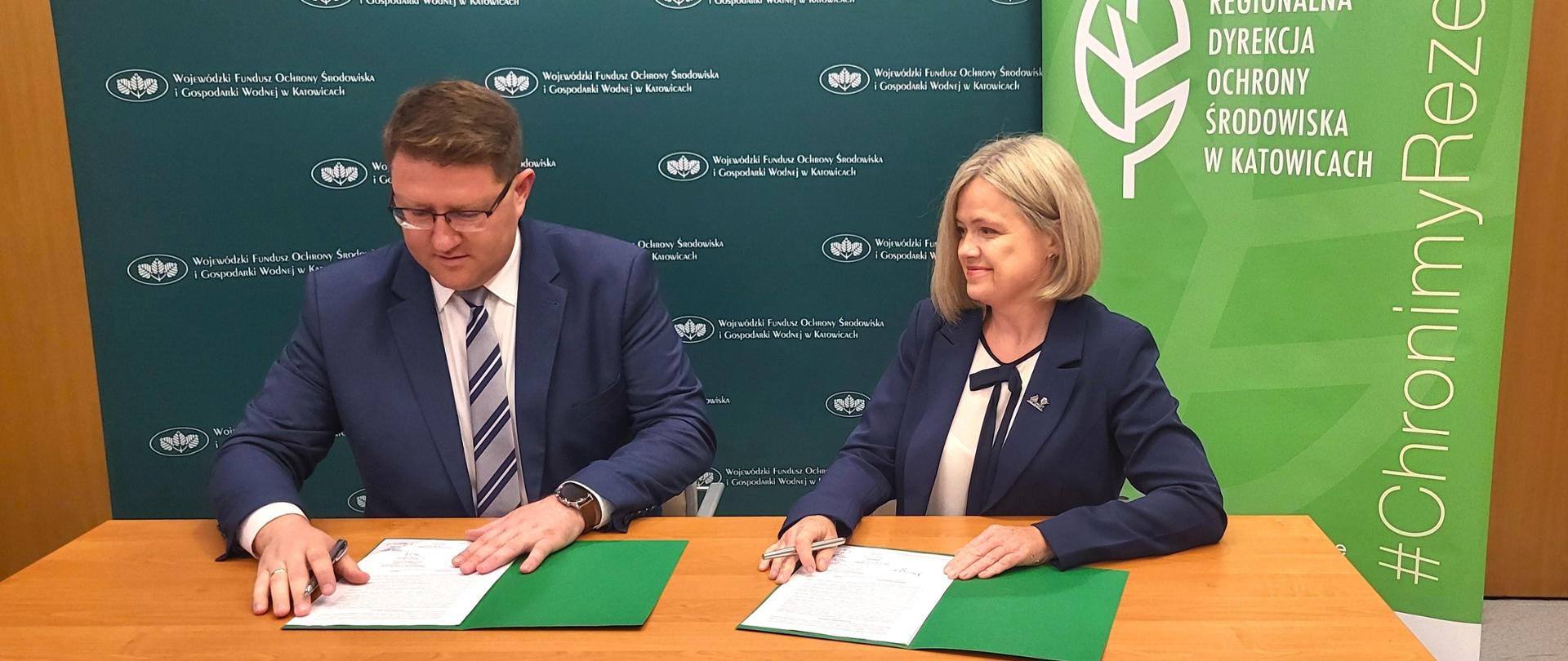 dwie osobowy podpisujące umowę