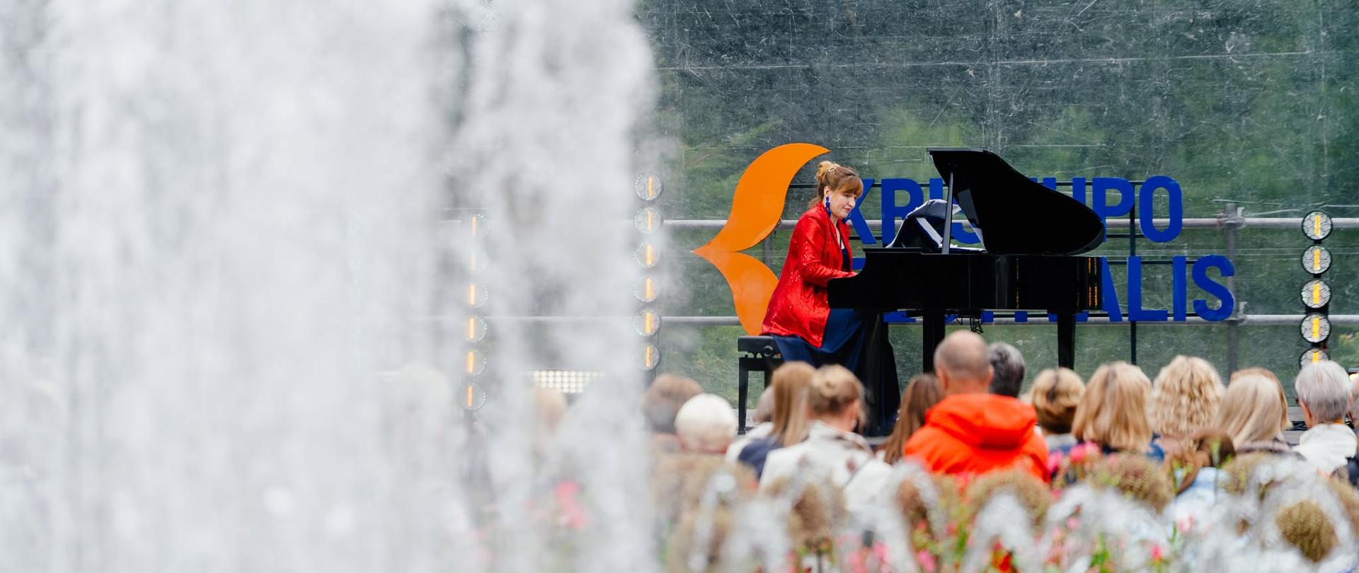 Pianistė Aleksandra Bobrowska skambina pianinu