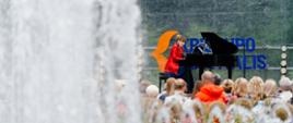 Pianistė Aleksandra Bobrowska skambina pianinu