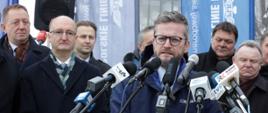 Wiceminister infrastruktury Grzegorz Witkowski uczestniczył w konferencji prasowej zorganizowanej na stacji kolejowej Końskie z okazji przywrócenia połączeń pasażerskich przez tę stację