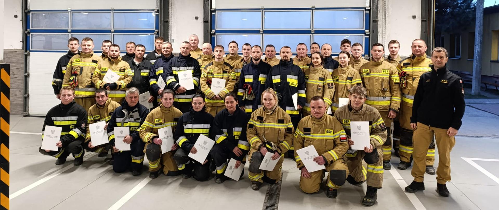 Szkolenie podstawowe strażaka ratownika OSP - wszyscy ustawieni do wspólnego zdjęcia