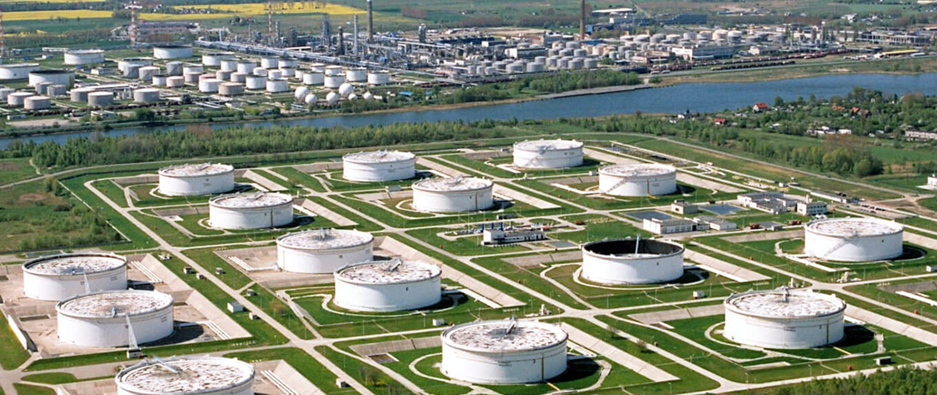 Na zdjęciu widzimy panoramę Terminalu Naftowego Gdańsk