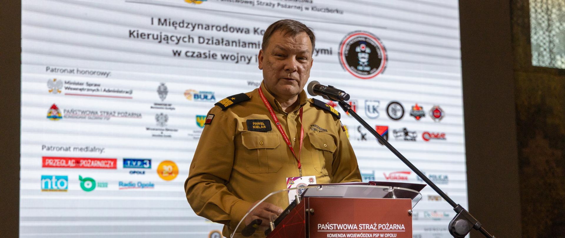 Komendant Wojewódzki Strażaków podczas uroczystości otwarcia konferencji 