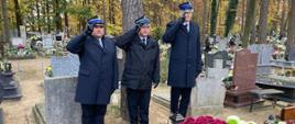 Komendanci Powiatowi wraz z prezesem Związku Ochotniczych Straży Pożarnych w mundurach wyjściowych oddają honory przy grobie zmarłego strażaka