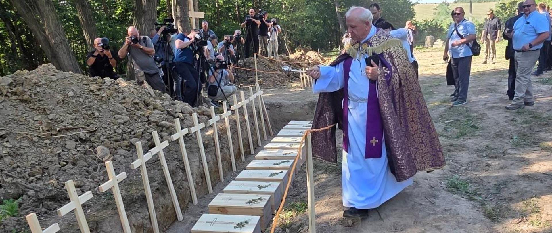 Polish victims of Ukrainian nationalists reburied in Puźniki