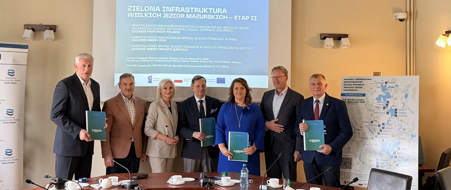 30.04.2026 r. w Mikołajkach Wody Polskie oraz Stowarzyszenie Wielkie Jeziora Mazurskie 2020 podpisały umowę partnerską dotyczącą realizacji Etapu II projektu „Zielona Infrastruktura Wielkich Jezior Mazurskich". 