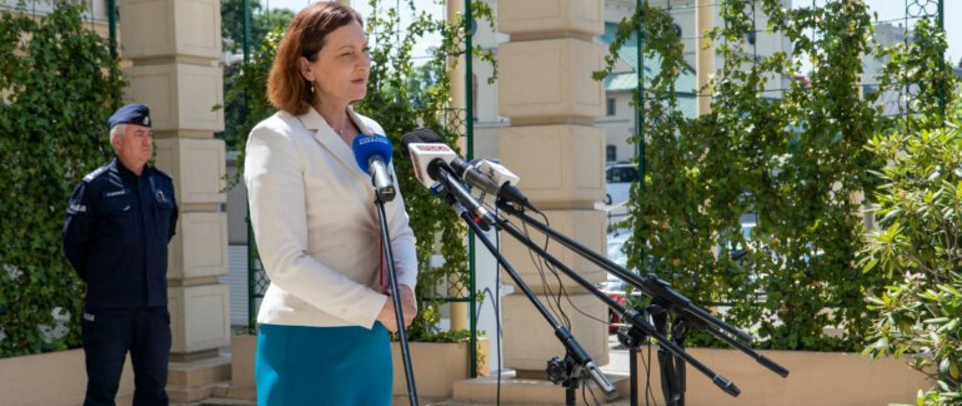 Wojewoda podkarpacki Ewa Leniart na konferencji prasowej na temat bezpiecznych wakacji