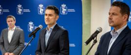 Prezes Zarządu PKP Polskich Linii Kolejowych SA Piotr Wyborski, wiceminister infrastruktury Piotr Malepszak oraz prezydent Warszawy Rafał Trzaskowski