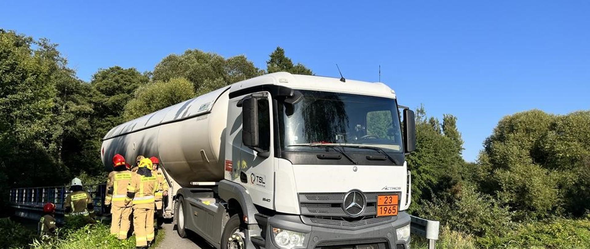 Działania ratownicze podczas zablokowania cysterny na drodze gminnej w miejscowości Rytwiany