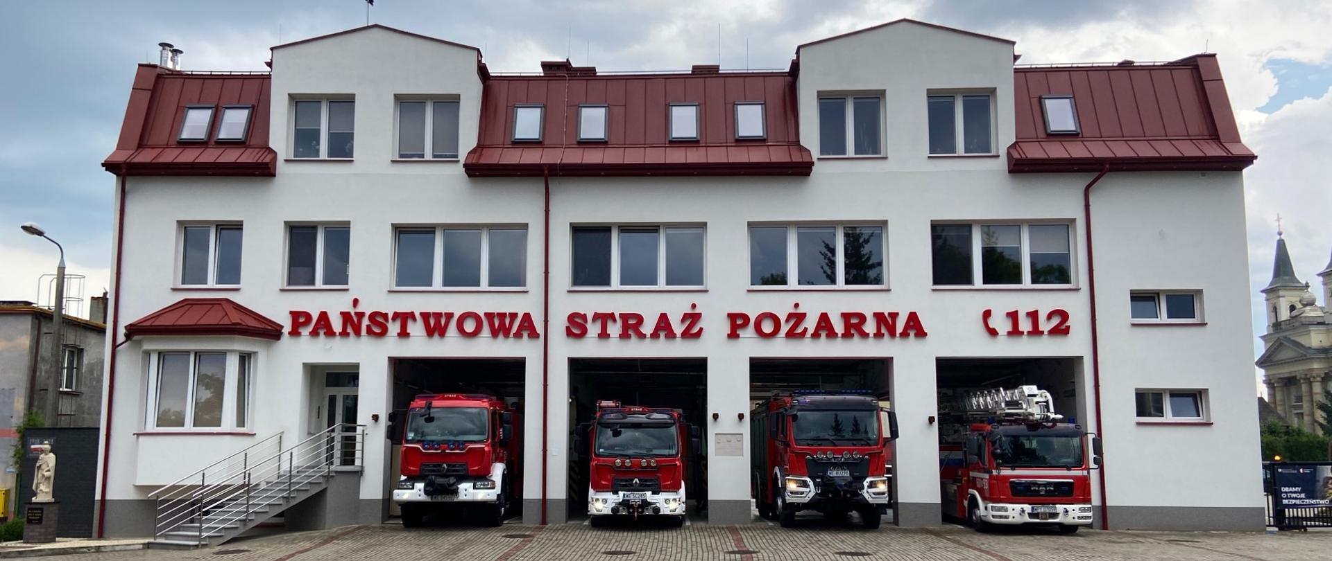 Budynek Komendy Powiatowej PSP w Przysusze wraz z wozami bojowym będącymi w podziale JRG w Przysusze